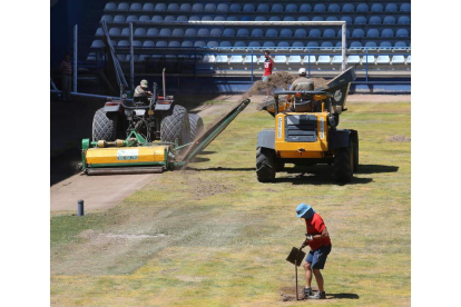 Las obras en el terreno de juego se iniciaron en la mañana de ayer.