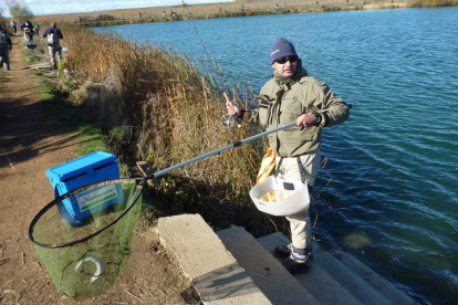 Un aficionado a la pesca realiza una captura en el lago Monte de Jabares.