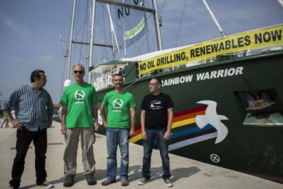 El capitán del buque Rainbow Warrior de Greenpeace, Joel Stewart (2d); el responsable de la campaña antiprospecciones, Julio Barea (2i); el responsable de la de las Columbretes, Albert Fernández, y Ezequiel Navío (d), del área de Canarias.