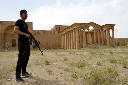 Un miembro del grupo iraquí Hashd al-Shaabi (la muchedumbre popular) vigila la ciudad arqueológica de Hatra. OMAR ALHAYALI