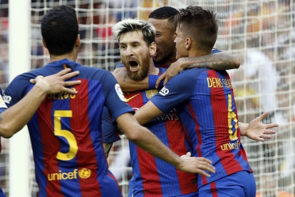 El delantero argentino del FC Barcelona Leo Mesi (c), junto al delantero brasileño Neymar Jr (c-detrás), y los centrocampistas Denis Suárez (d) y Sergio Busquets (5), celebra el gol que ha marcado, el tercero del equipo frenta al Valencia.