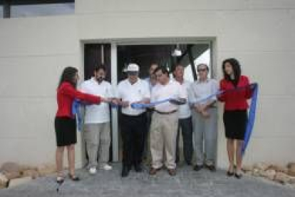 El acto de inauguración de los dos gimnasios y de la pista de pádel se celebró en Carbajal