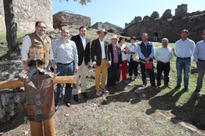 Alcaldes y técnicos reunidos ayer en el castillo de Cornatel, punto de referencia del Camino de Invierno en el Bierzo. ANA F. BARREDO