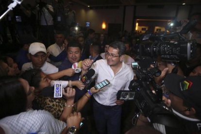El presidente de Honduras  y candidato a la reelección Juan Orlando Hernández se proclama vencedor de las elecciones en Honduras.