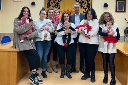 Seis madres, con sus bebés, recogieron la prestación de manos del alcalde, Santiago Dorado. DL