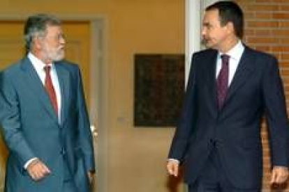 Juan Carlos Rodríguez Ibarra y José Luis Rodríguez Zapatero, ayer, momentos antes de su reunión