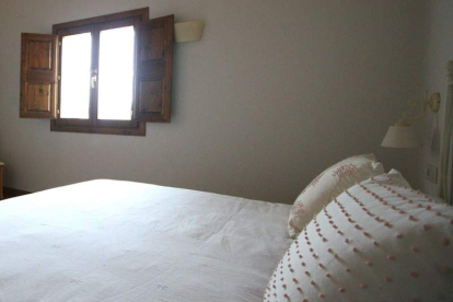 Blanco y madera en habitaciones y estancias invitan al relax en El Barreal, en Quintana Raneros.