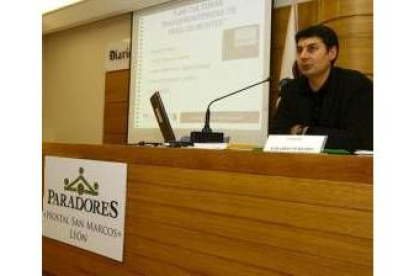 El profesor Pereiro durante su intervención en el Club de Prensa