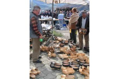 Las madreñas han sido un calzado característico de esta feria