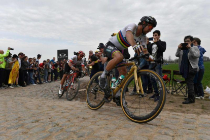 Peter Sagan, en acción, camino de su victoria en Roubaix.