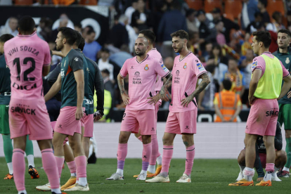 Desolación entre los jugadores del Espanyol. BIEL ALINO