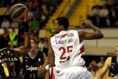 Thompson trata de coger un rebote