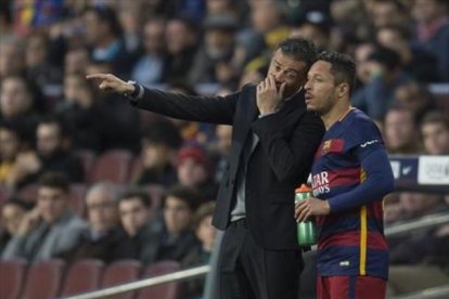 Luis Enrique da instrucciones a Adriano en el Camp Nou.