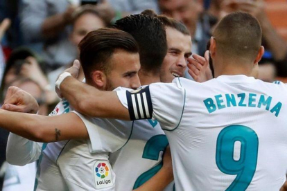 Garteh Bale es felicitado por todos sus compañeros tras marcar el primer gol del Real Madrid ante el Leganés.