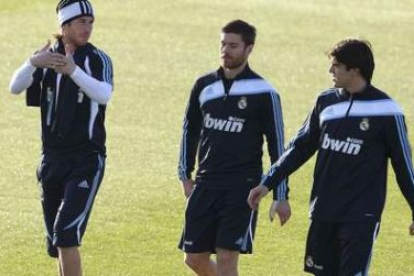 Sergio Ramos, Xavi Alonso y Ricardo Kaká hablan durante el entrenamiento.