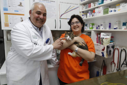Enrique Barroso y María Bayón en la clínica veterinaria. RAMIRO