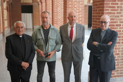 Pedro Puente, Ángel Sahagún, Julio Ignacio López y Teodoro Valbuena, cuatro de los sacerdotes que celebran las bodas de oro y plata. J. NOTARIO