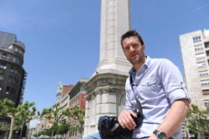El extremo derecho del Ademar, Ricardo Costa, posa en la céntrica plaza de la Inmaculada.