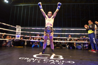 Tito Macías, con el cinturón de campeón de Europa. DL