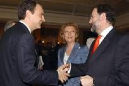 Zapatero y Rajoy se saludan ante la presidenta del Congreso, en una foto tomada el 9 de febrero