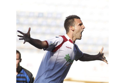 El delantero leonés Murci, que milita en el Talavera, celebra uno de sus muchos goles.