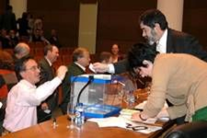 Un momento de la votación de los miembros del Claustro durante la reunión celebrada en Industriales