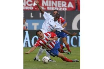 El madridista Makelele derriba al atlético García Calvo en el derbi disputado ayer en el Calderón