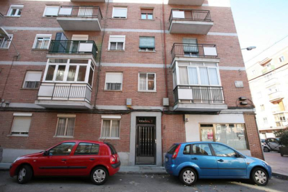 Vivienda en el 5.º A del número 2 de la calle Oración, en Valladolid capital, donde una pareja ha fallecido por heridas de arma blanca tras una pelea en un piso de Valladolid.