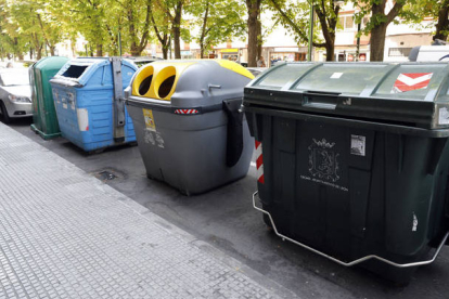 Diferentes contenedores de basura en una calle de la capital. MARCIANO PÉREZ