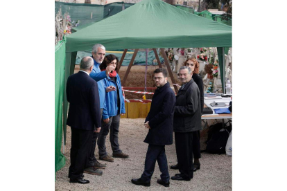 Aragonès en la exhumación del antifranquista Martos, ayer. QUIQUE GARCÍA