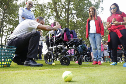 Un profesor de golf adaptado explica uno de los ejercicios a los participantes. FERNANDO OTERO PERANDONES