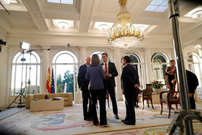 El presidente del Gobierno, Pedro Sánchez, charla con el director de informativos de TVE José Antonio Álvarez Gundín (i), y los presentadores Ana Blanco (2i) y Sergio Martín, a su llegada a la entrevista con TVE, la primera que ofrece.