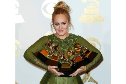 La británica Adele, con los cinco premios que logró. MIKE NELSON