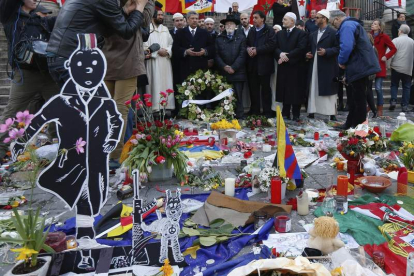 Vista de las flores, velas y otras ofrendas depositadas en la Plaza de la Bolsa. LAURENT DUBRULE