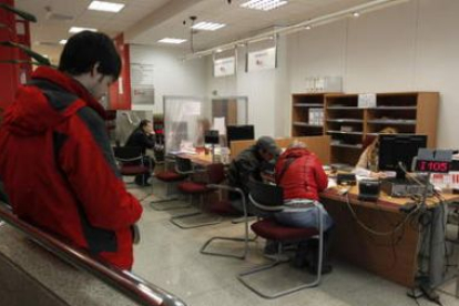 Un joven espera a ser atendido en una oficina del Inem.