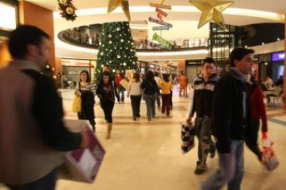 El centro comercial Espacio León abrió ayer y contó con gran afluencia de clientes