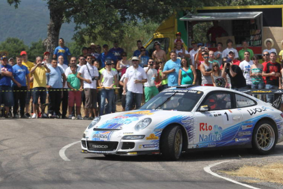 El Porsche 911 GT3 de Vallejo, en una de las curvas más espectaculares del tramo que discurre entre El Castillo y Riello.
