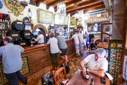 Personas en la barra de un bar de Granada toman su consumición el lunes 8 de junio al pasar toda Andalucía a la fase 3. MIGUEL  ÁNGEL MOLINA