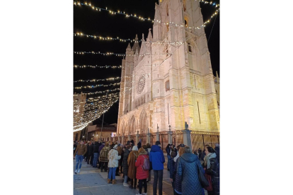 Colas para entrar en la Catedral de León. DL