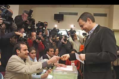 El presidente del Gobierno, José Luis Rodríguez Zapatero, votó en un colegio electoral de Las Rozas, Madrid.