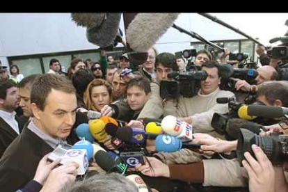 Ante una nube de periodistas, Zapatero aseguró que esta jornada «significa abrir las puertas a una Europa más unida y fuerte».