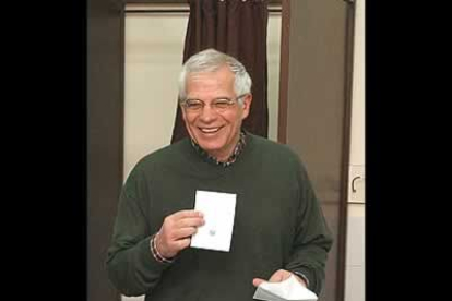 El presidente del Parlamento Europeo, Josep Borrell, mostró así de sonriente una papeleta con el 
