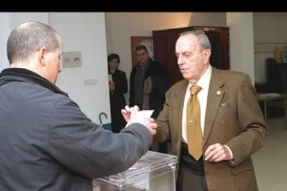 El presidente de la Xunta ejerció su derecho al voto en su localidad natal, Vilalba. Fraga destacó que hoy 