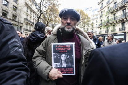 Muestran la foto de una rehén, en una manifestación antisemita de este domingo en París. M. BADRA