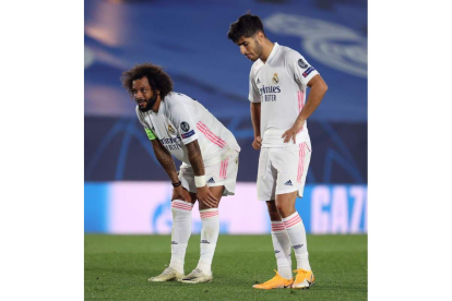 Marcelo y Asensio, cabizbajos tras uno de los goles encajados por el Madrid frente al Shakhtar. JUANJO MARTÍN