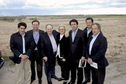 El inversor Sheldon Adelson (tercero por la izquierda), en su visita el domingo a Alcorcón.