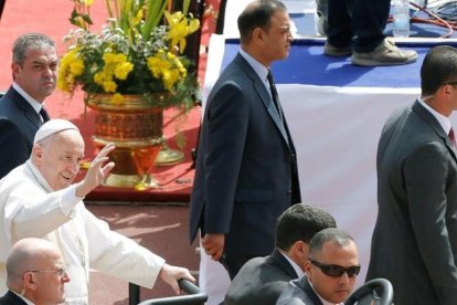 Personal de seguridad rodea al Papa a su llegada al estadio de El Cairo.