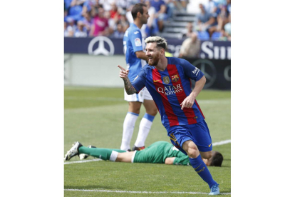 Messi celebra uno de los dos goles que le marcó al Leganés en el estadio de Butarque. HIDALGO