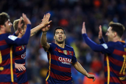 El delantero uruguayo del Barcelona, Luis Suárez, felicitado por sus compañeros. ALEJANDRO GARCÍA
