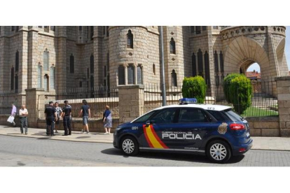Policías locales patrullan en Astorga
